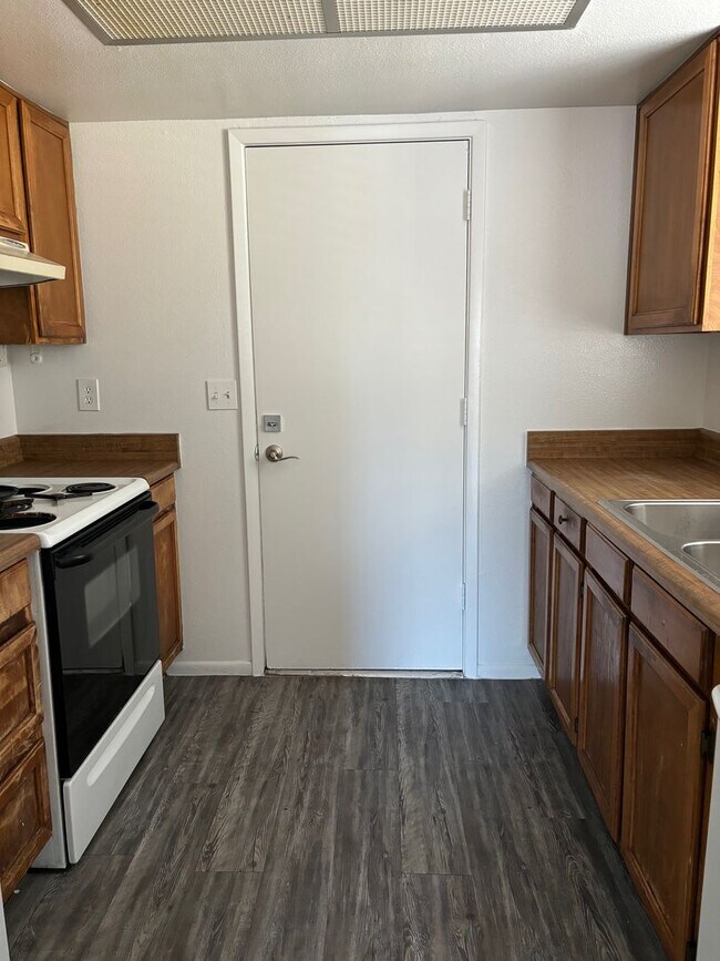 Building Photo - NICE 2 BDRM 2 BATH UNIT