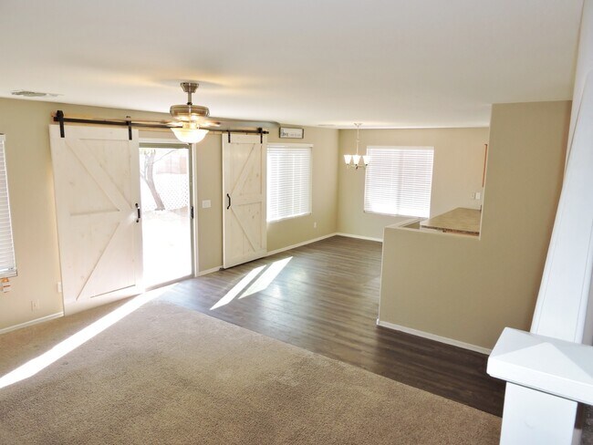 Building Photo - 4 BEDROOM 2 1/2 BATHROOM WITH OFFICE AND LOFT