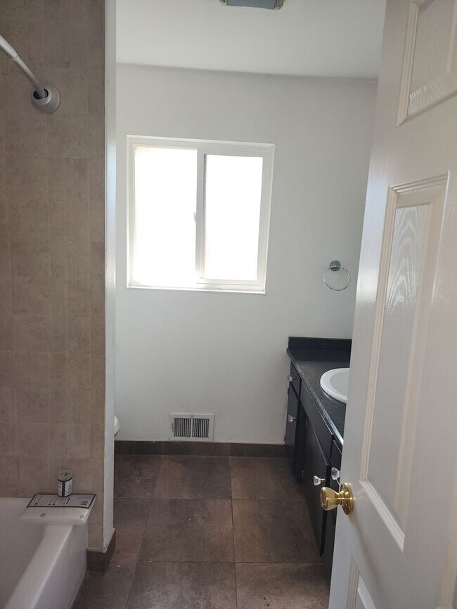 Building Photo - 3 Bedroom 2 Bathroom in court Near Somerse...