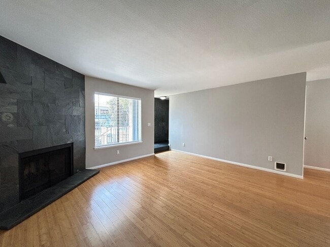 Building Photo - Beautifully Upgraded 2 Bed 2.5 Bath Townhome