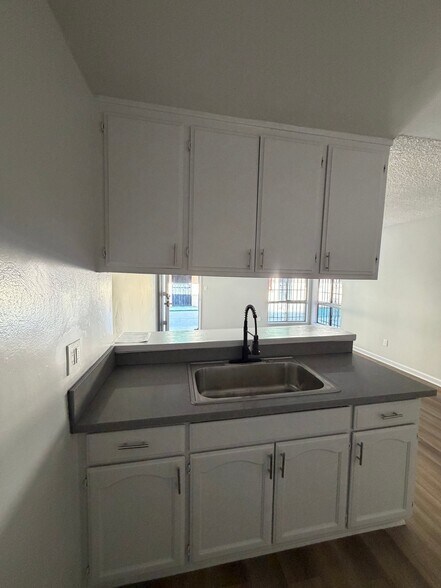 Building Photo - 1443 W 105th St