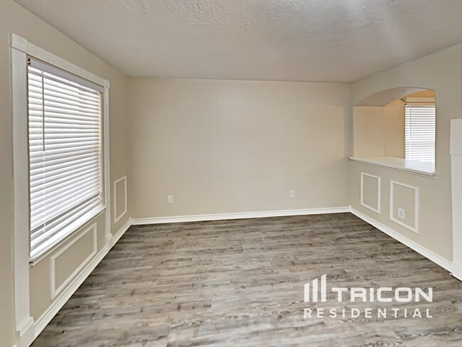 Building Photo - 729 Forest Ln Dr