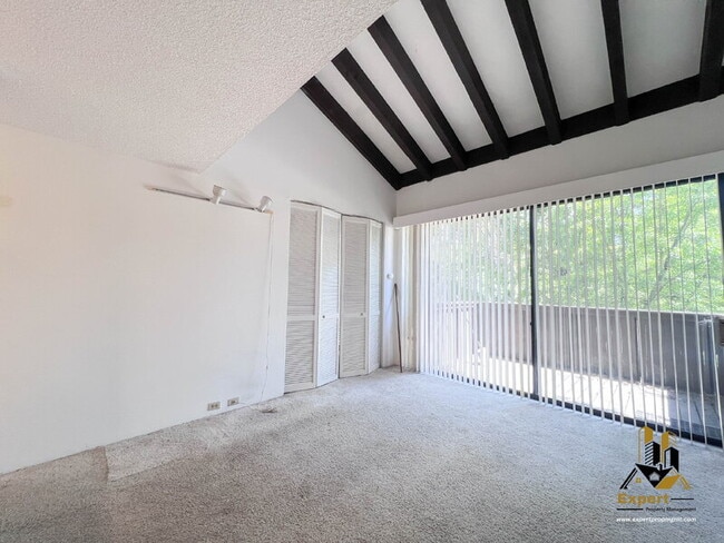 Building Photo - 887 Woodside Ln E