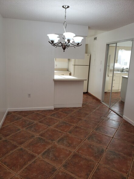 Building Photo - 2724 Hidden Lake Blvd