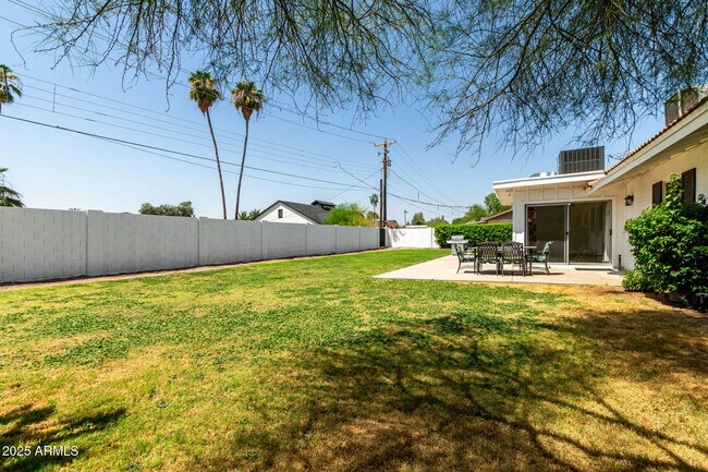 Building Photo - 6925 E Rancho Vista Dr