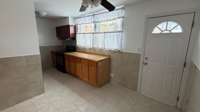 Building Photo - 1322 Fargo Ave