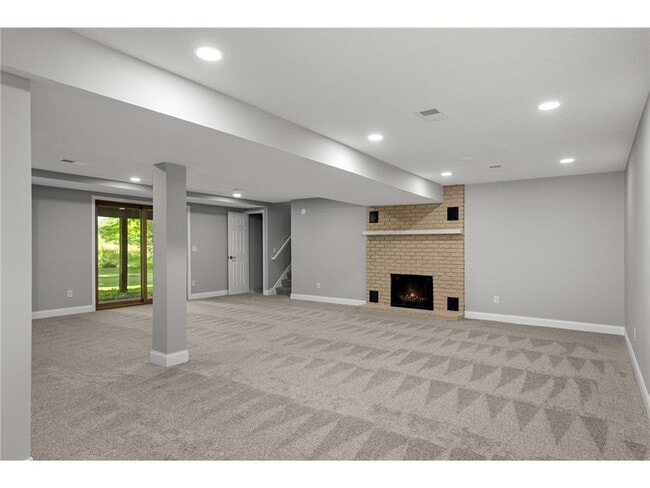 Building Photo - 11004 Oak Knoll Terrace N