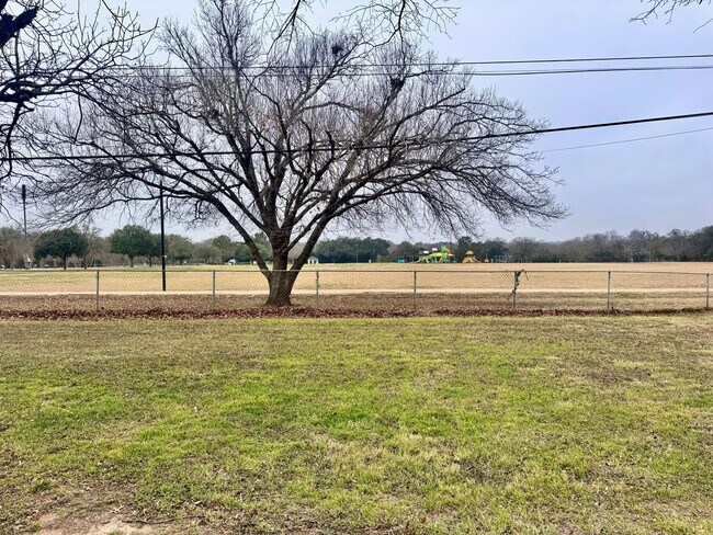 Building Photo - Newly Renovated Woodway Home