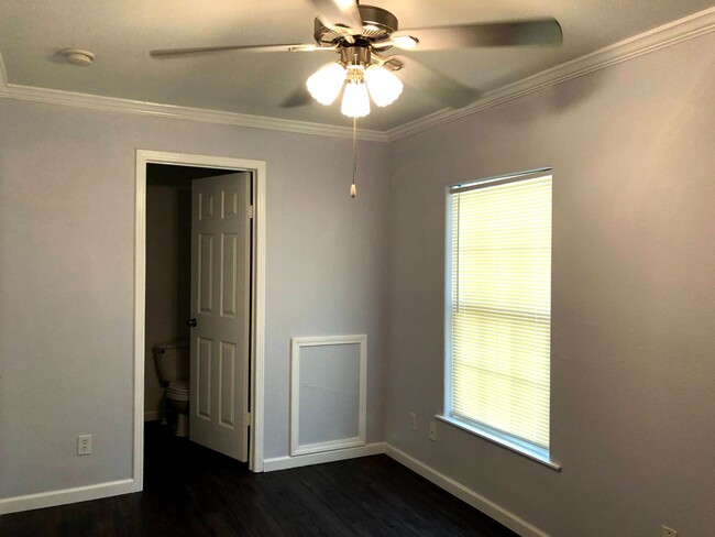 Building Photo - Room For Rent