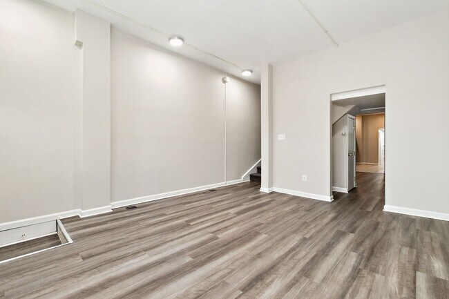 Building Photo - 1418 N Eden St