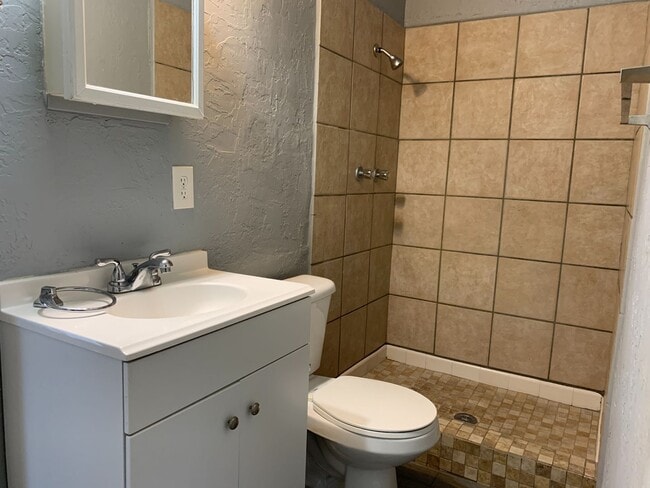 Building Photo - 4 Bedroom/2 Bathroom Home in Salt Lake City