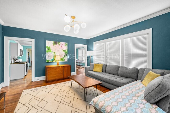 Building Photo - 1930'S AMAZING CRAFTSMAN HOME...3 BEDROOM/...