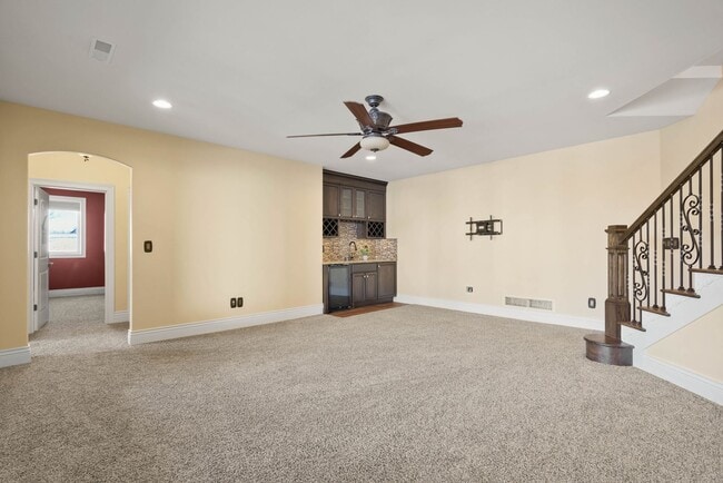 Building Photo - Large 5 Bedroom Home W/ Fenced yard