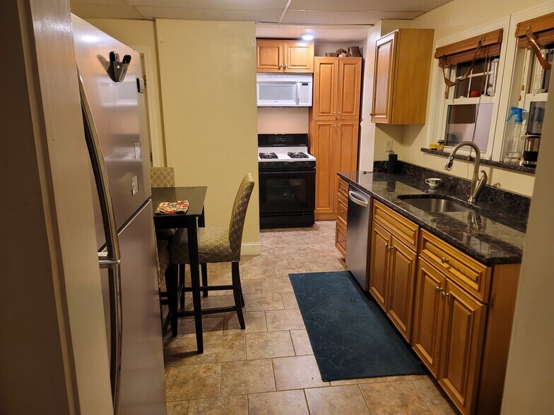 Building Photo - 94 Gill St