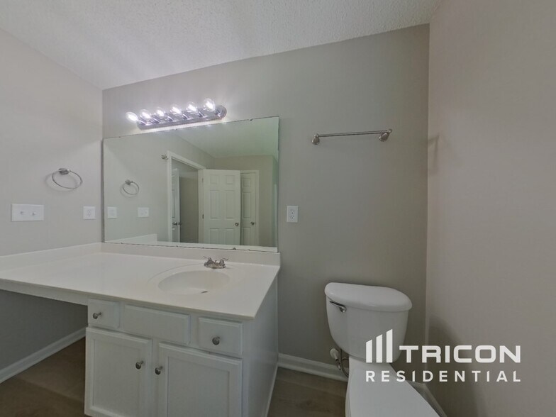 Building Photo - 2203 Ballingarry Dr
