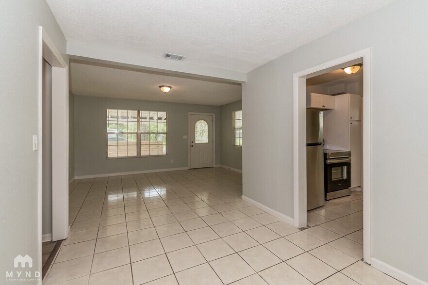 Building Photo - 1033 Busac Ave