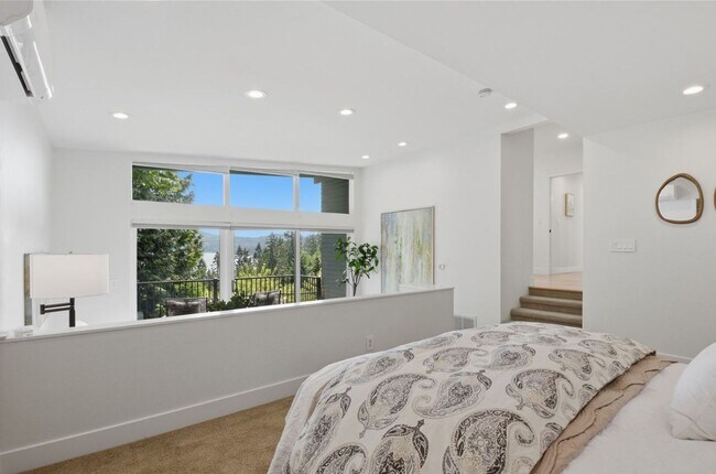 Building Photo - Peaceful home retreat with lake view
