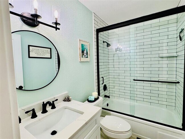 Building Photo - 3216 S Lakeview Cir