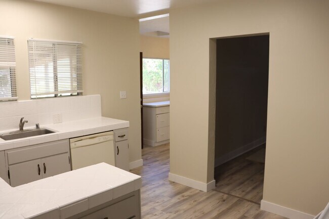 Building Photo - Single Family Home Centrally Located off H...