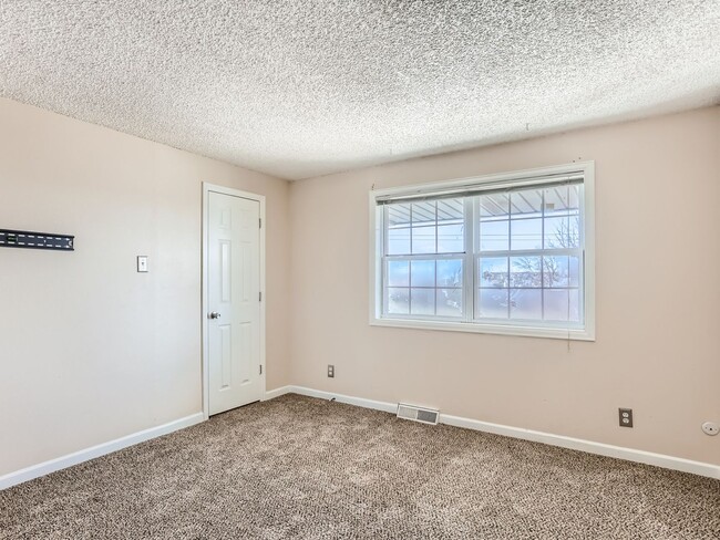 Building Photo - COMING IN MAY!!! Spacious 3 Bedroom 2.5 Ba...