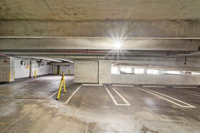 Building Photo - 950 Brickell Bay Dr