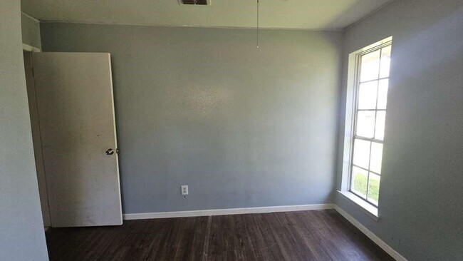 Building Photo - 7623 Kellwood Dr