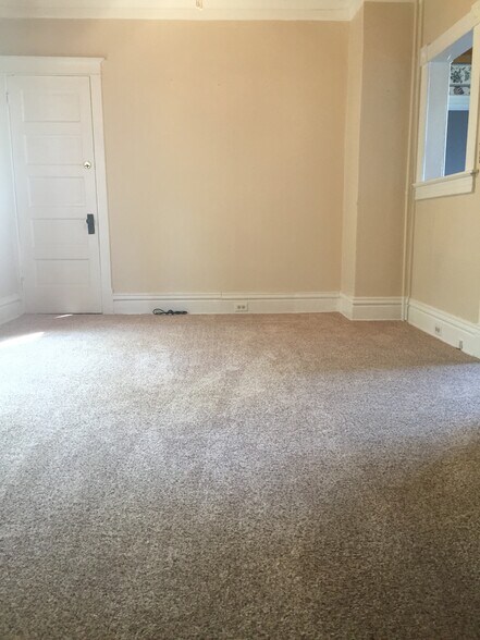 Living Room - 422 N 9th Ave W
