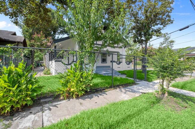 Building Photo - 4902 McKinney St