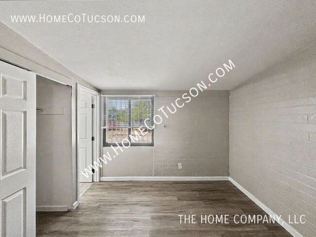 Building Photo - 410 W Calle Antonia