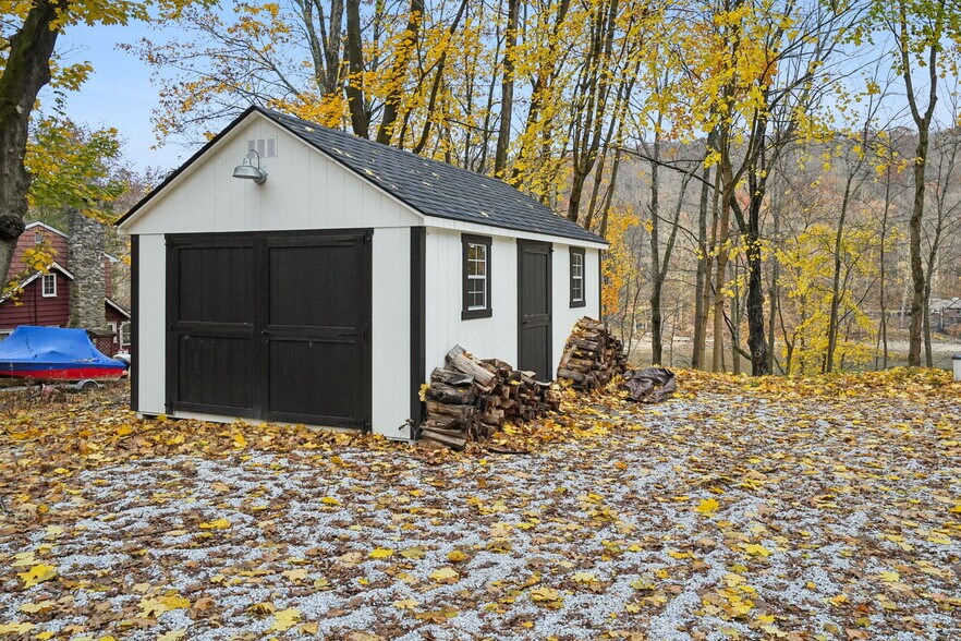 Building Photo - 916 E End Rd