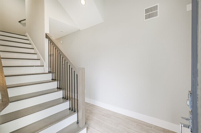 Building Photo - 1305 Mayfair Clarkson Ln