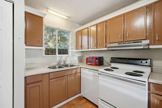 Building Photo - Charming 2 Bedroom Condo with Community Pool!