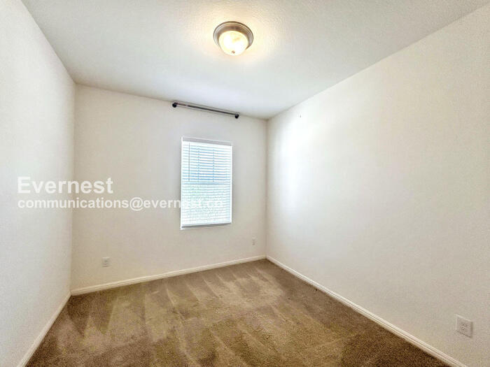 Building Photo - 400 Seneca Loop