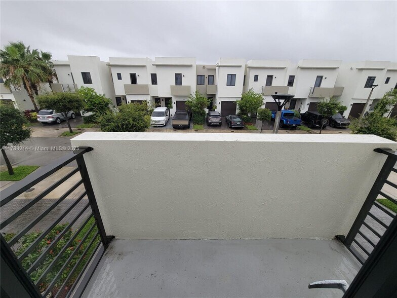Building Photo - 492 SW 91st Pl