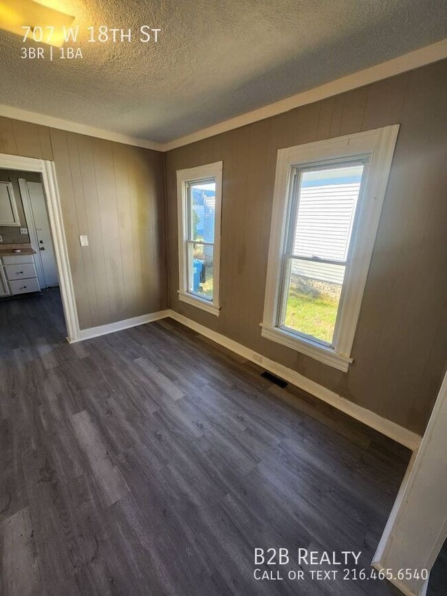 Building Photo - 707 W 18th St