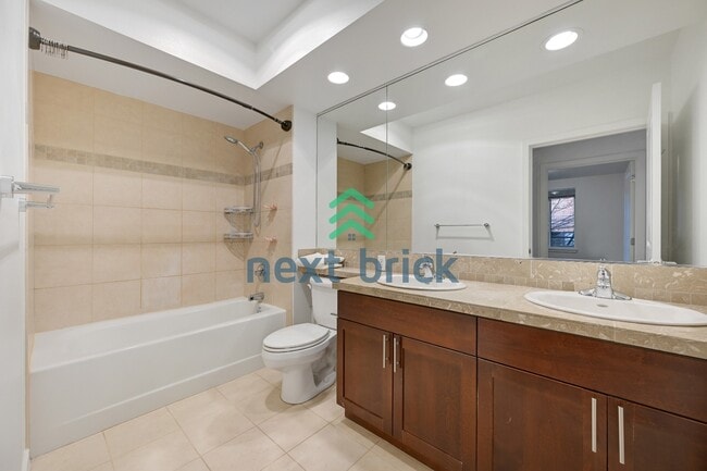 Building Photo - Spacious 1 Bedroom + Den in Canal Station Prime Ballard Location!