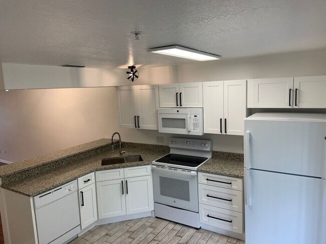 Building Photo - Beautiful 2/2 Condo In Hunter's Reserve! Near UCF!