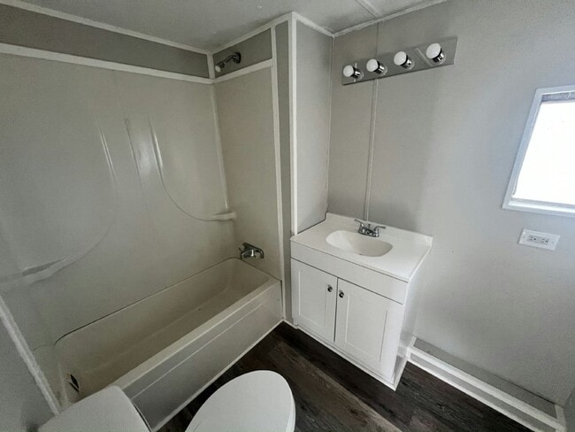 Building Photo - 133 Lakeside Garden Cir