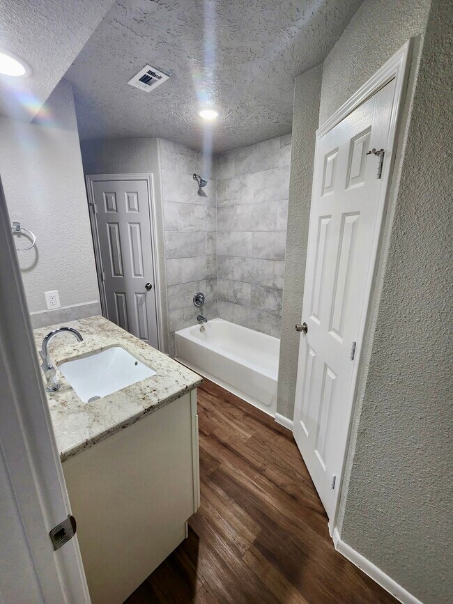 Building Photo - 3860 Jasmine Dr