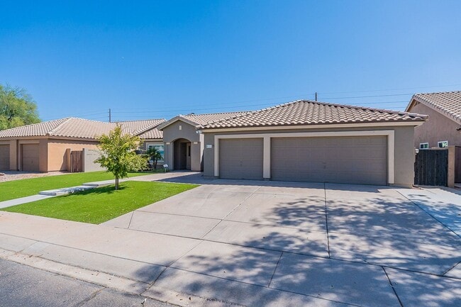 Building Photo - Charming 4-Bedroom Home with Luxurious Poo...