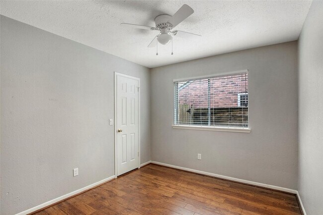 Building Photo - 98 S Village Knoll Cir