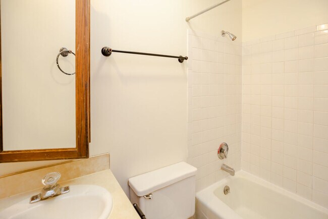 Building Photo - 959 W Armitage Ave