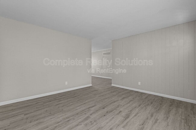 Building Photo - 10432 Royal Dr