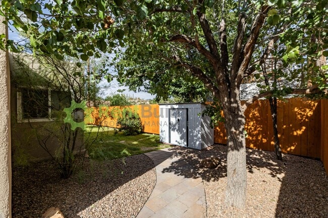 Building Photo - 816 Loma Vista Dr NE
