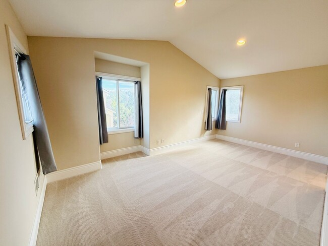 Building Photo - Desirable Mountain View 4 Bed + 3 Bath Home. Close to Bubb Elementary. Great Location.