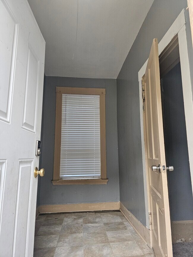 Building Photo - 3179 River Rd