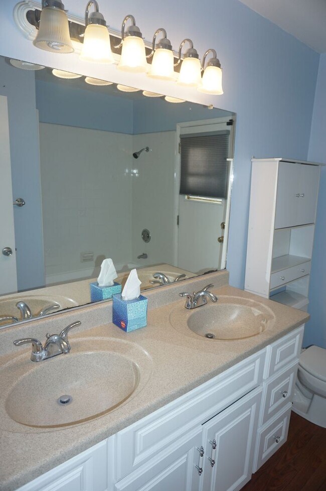 Building Photo - Charming 3 Bed 2 Bath Pool Home in City of Orange