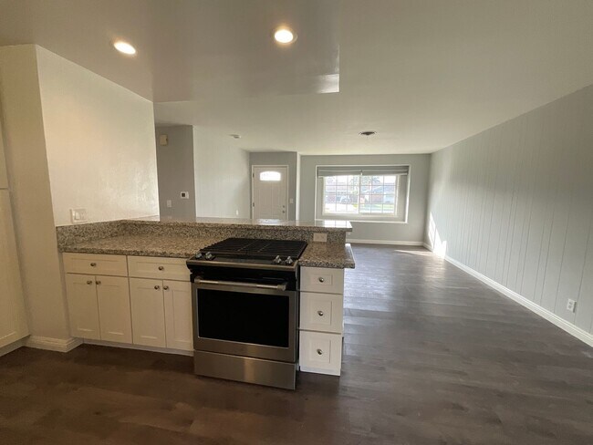 Building Photo - 3 Bedroom 2 Bathroom Single Story Home