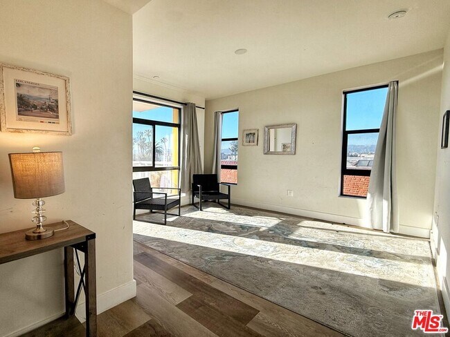 Building Photo - 723 S St Andrews Pl