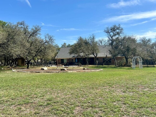 Building Photo - 121 Post Oak Ln